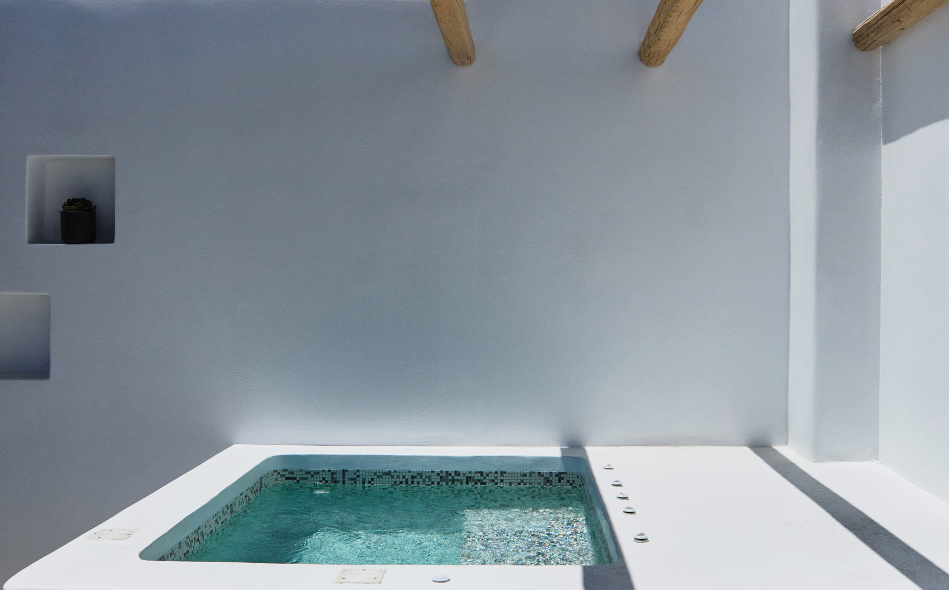 Comfort Suite με Υδρομασάζ & Θέα στην Πισίνα